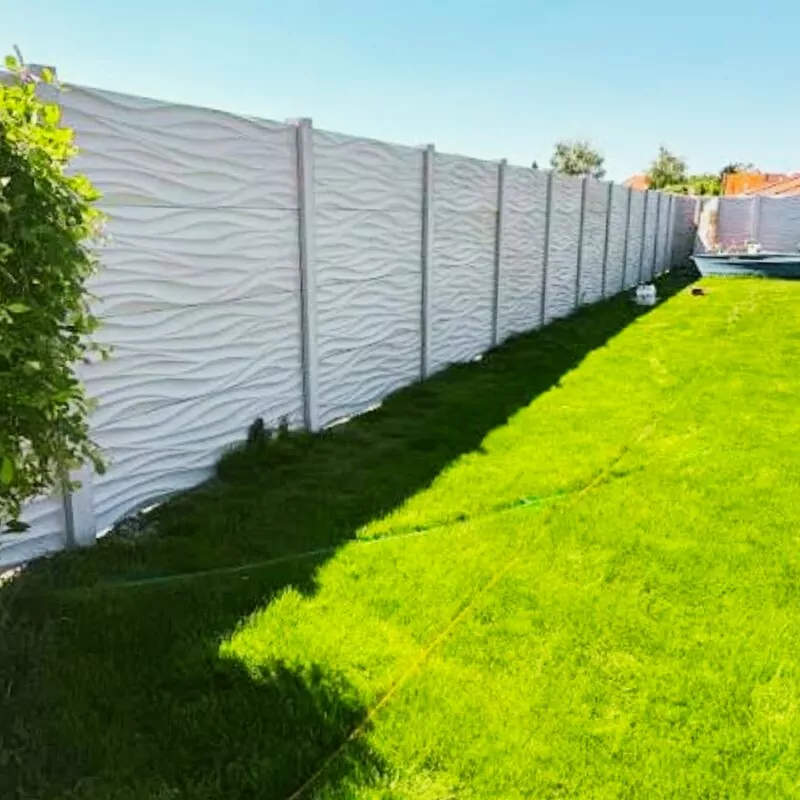 Hullámos mintás betonkerítés