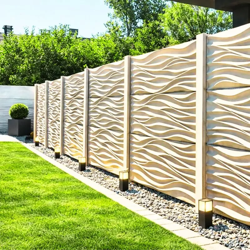 Hullámos mintás betonkerítés rendezett kertben